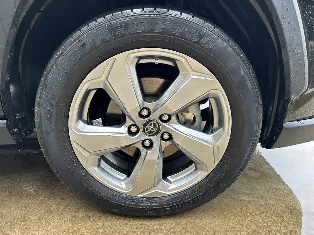 Toyota RAV4 — фото 3