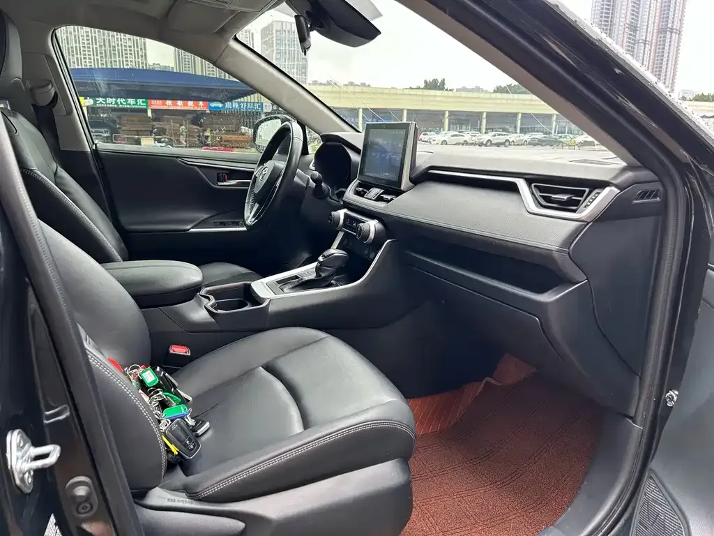Toyota RAV4 — фото 10