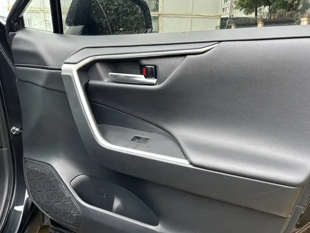 Toyota RAV4 — фото 4