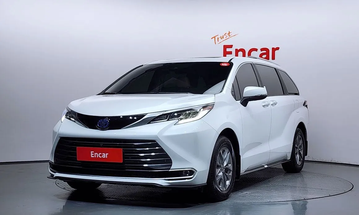 Toyota Sienna — фото 1