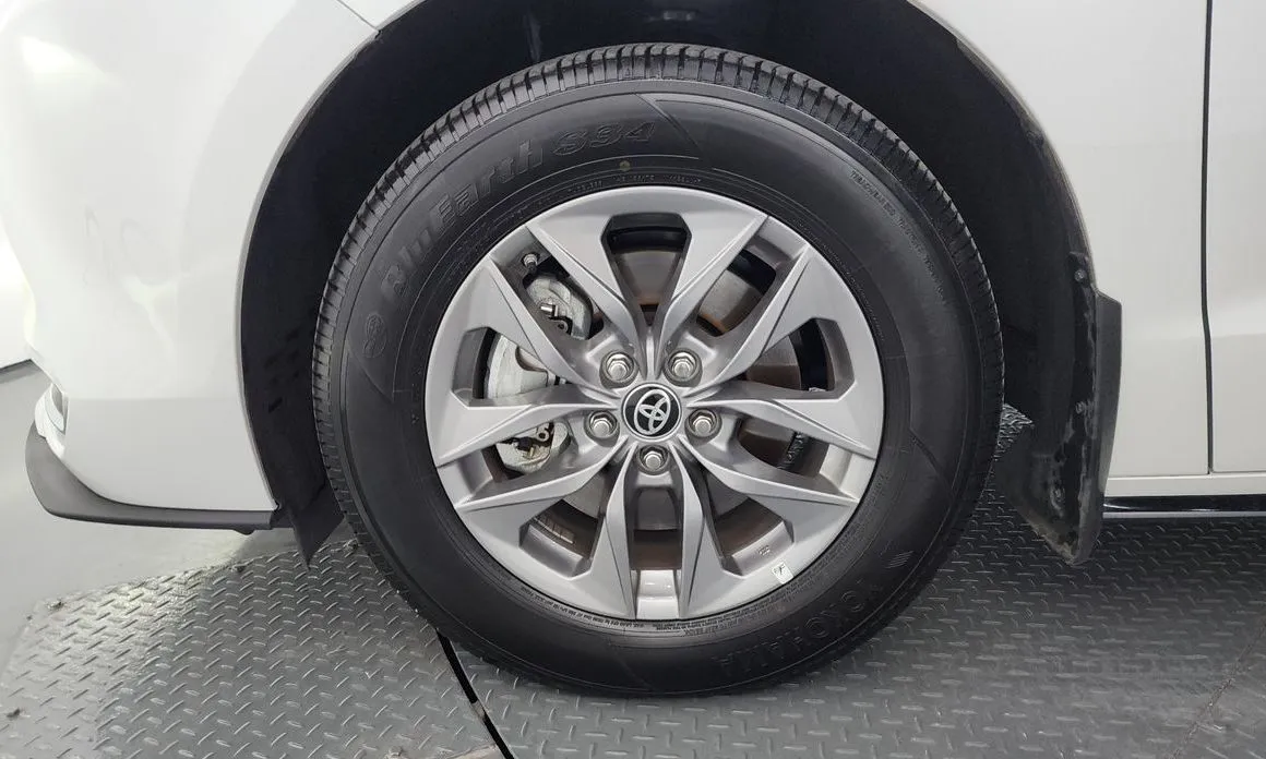 Toyota Sienna — фото 4