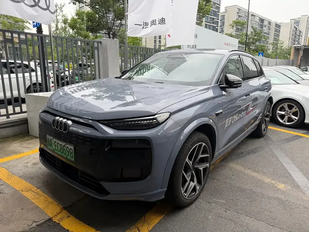 Audi Q6L e-tron — фото 1