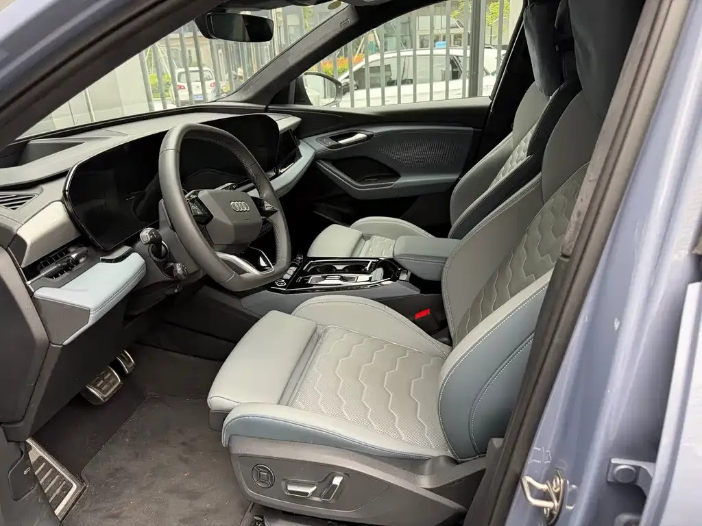Audi Q6L e-tron — фото 2
