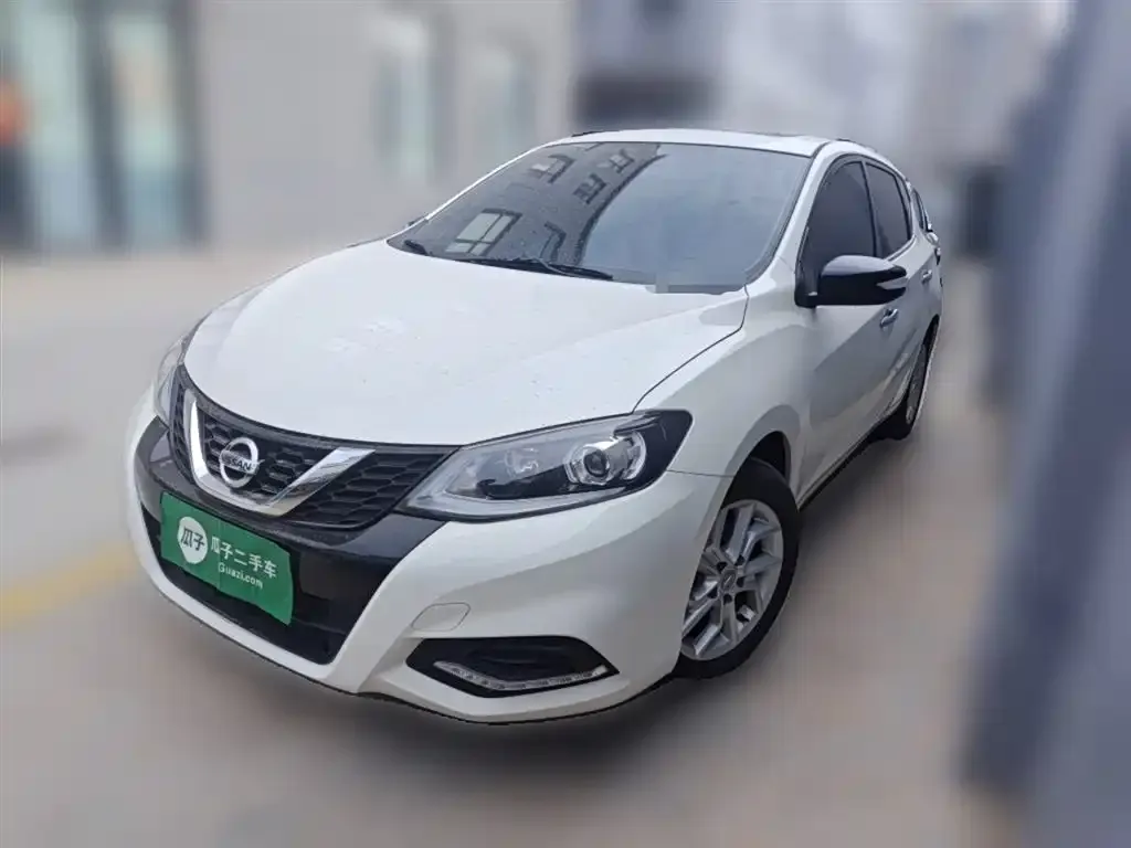 Nissan Tiida — фото 1