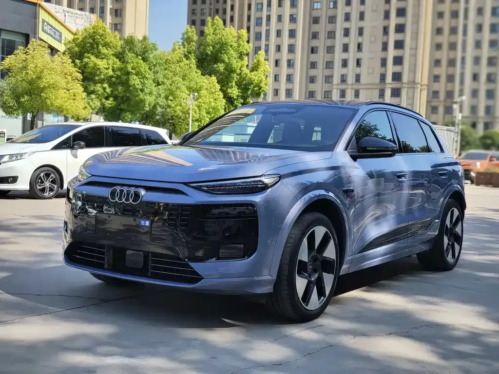 Audi Q6L e-tron — фото 1
