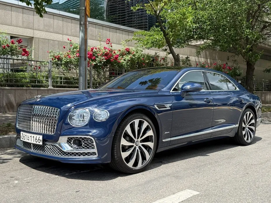 Bentley Flying Spur — фото 1