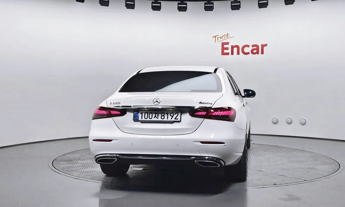 Mercedes-Benz E-Class — фото 2