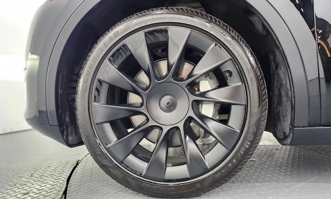 Tesla Model Y — фото 9