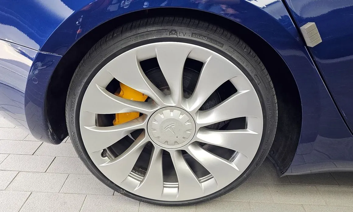 Tesla Model 3 — фото 10