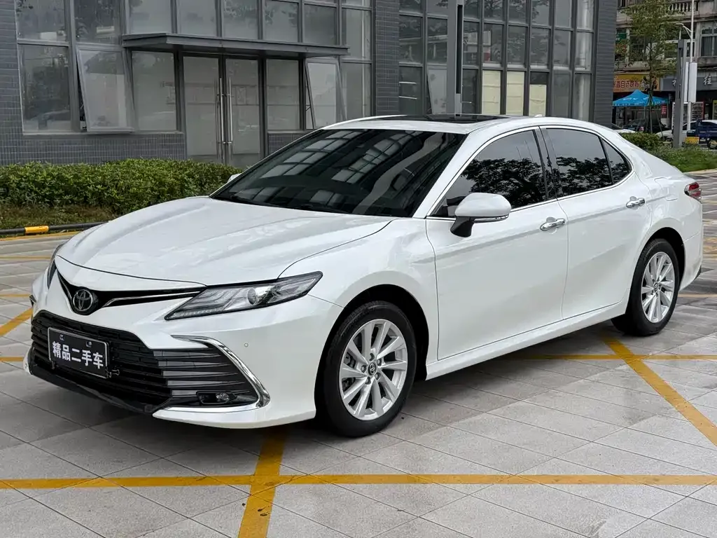 Toyota Camry — фото 1