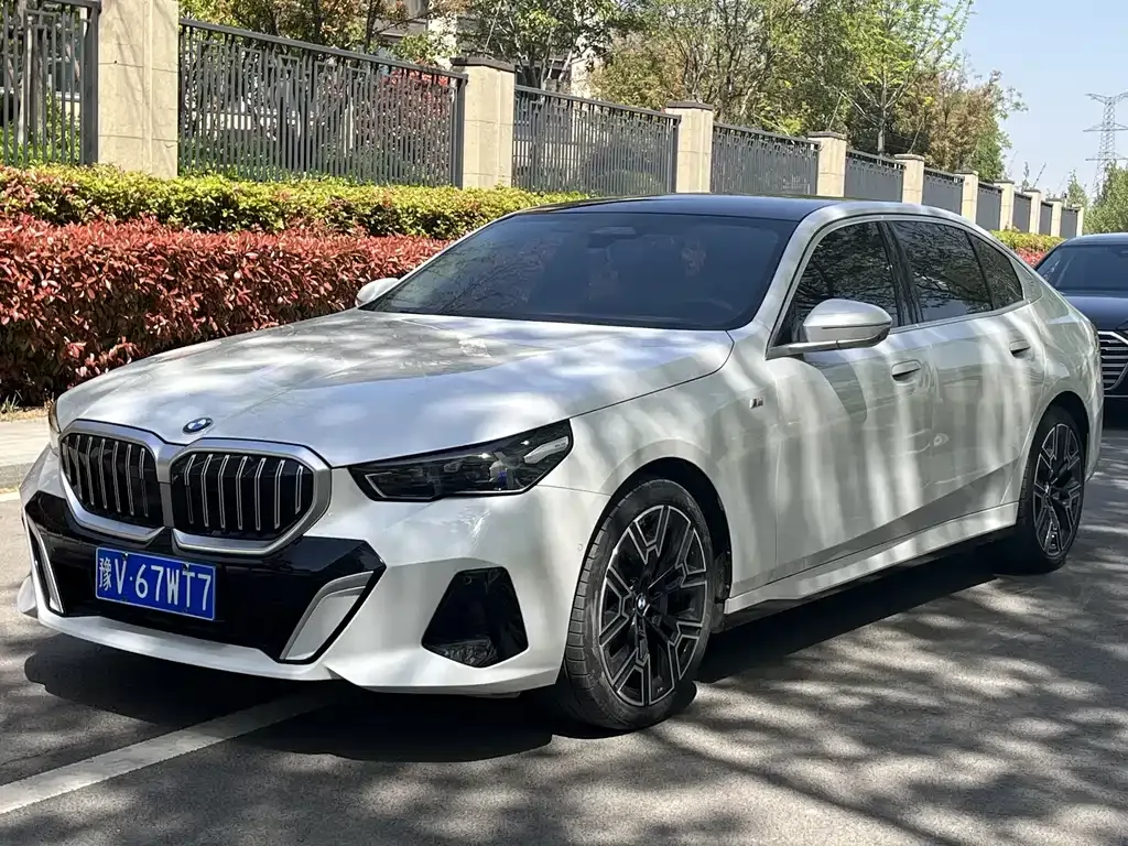 BMW 5 Series — фото 1