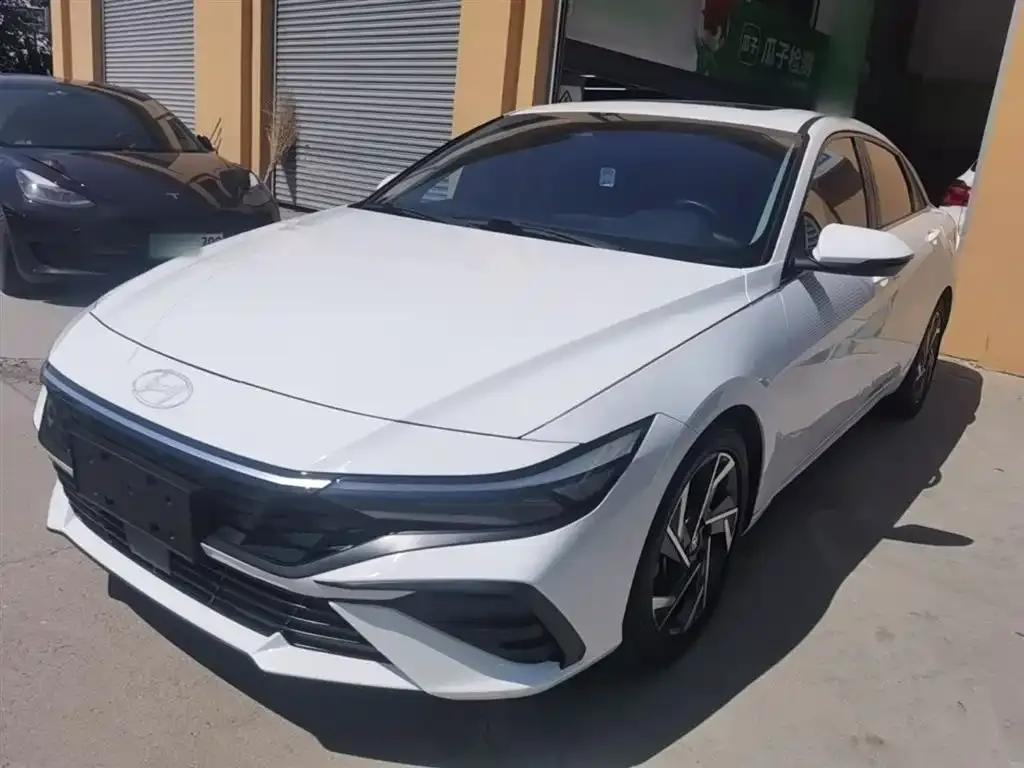 Hyundai Elantra — фото 1