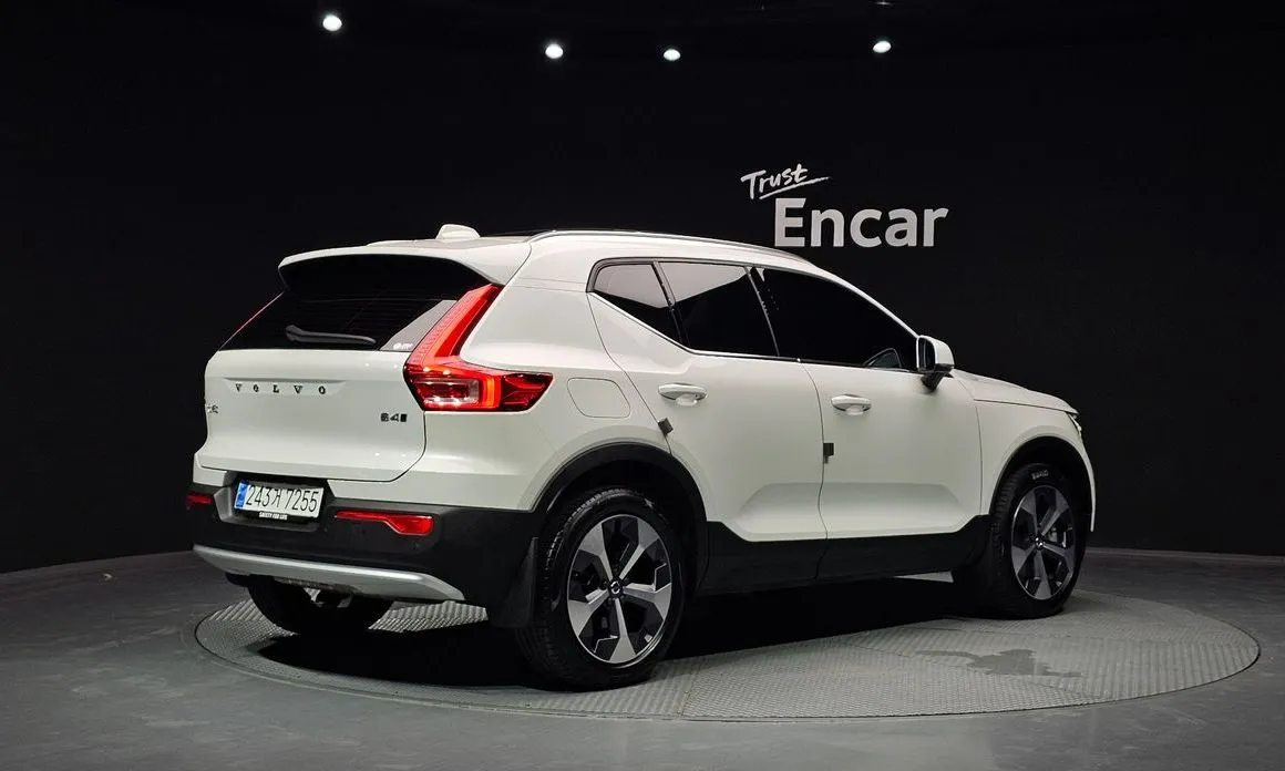 Volvo XC40 — фото 10