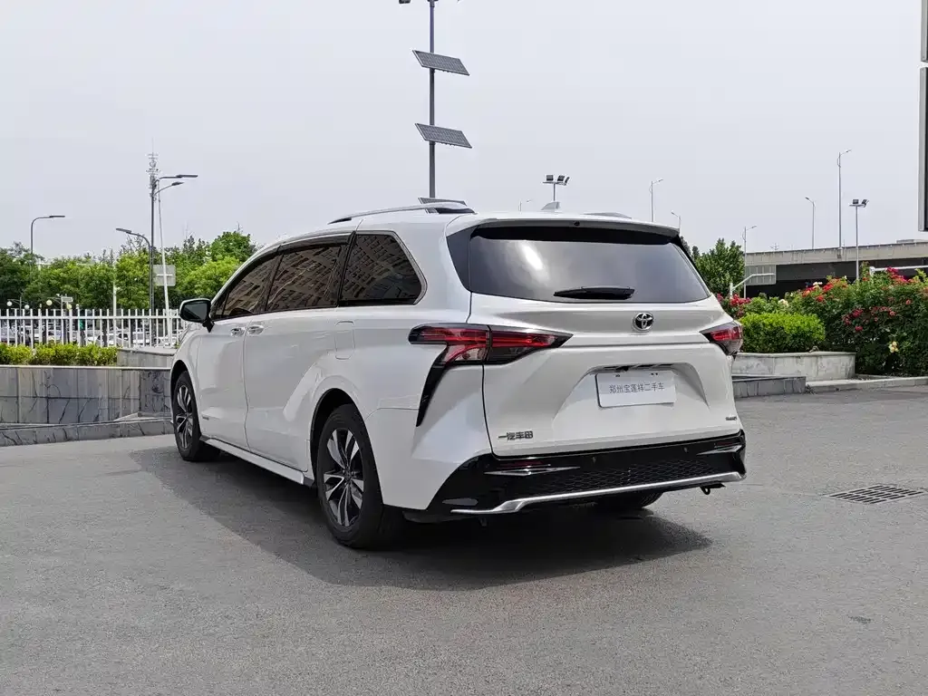 Toyota Granvia — фото 3