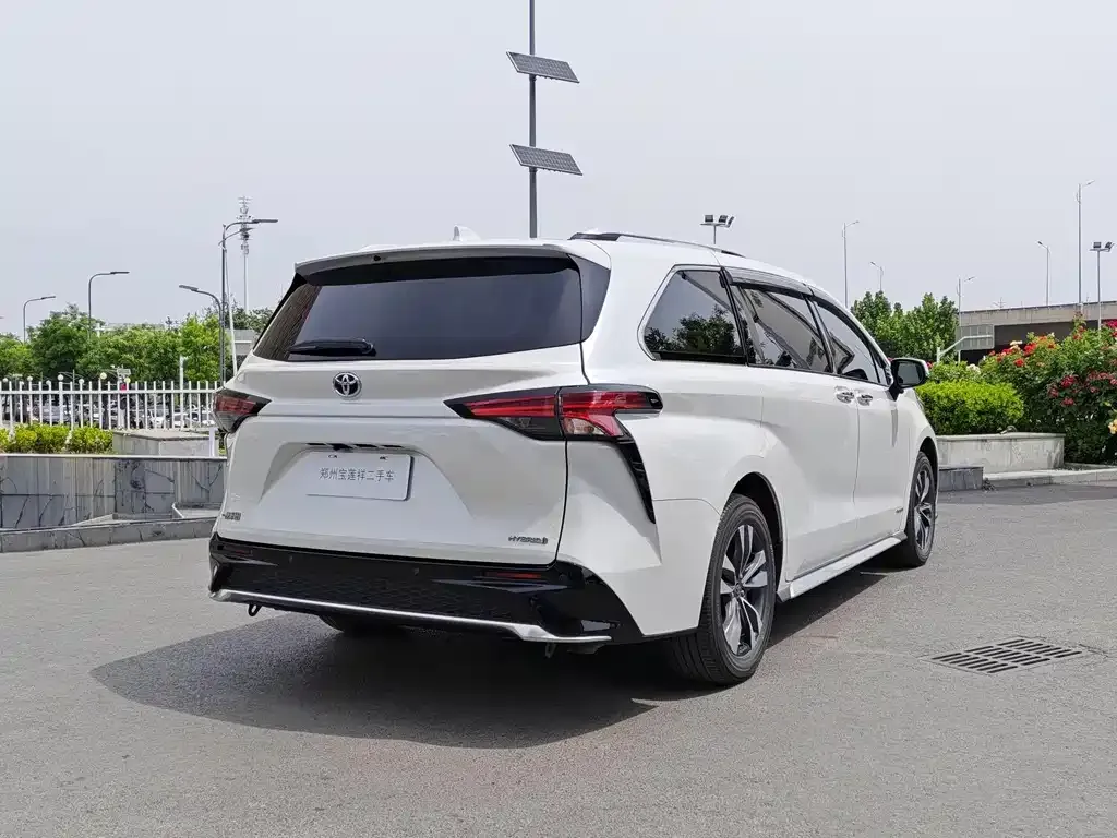Toyota Granvia — фото 8