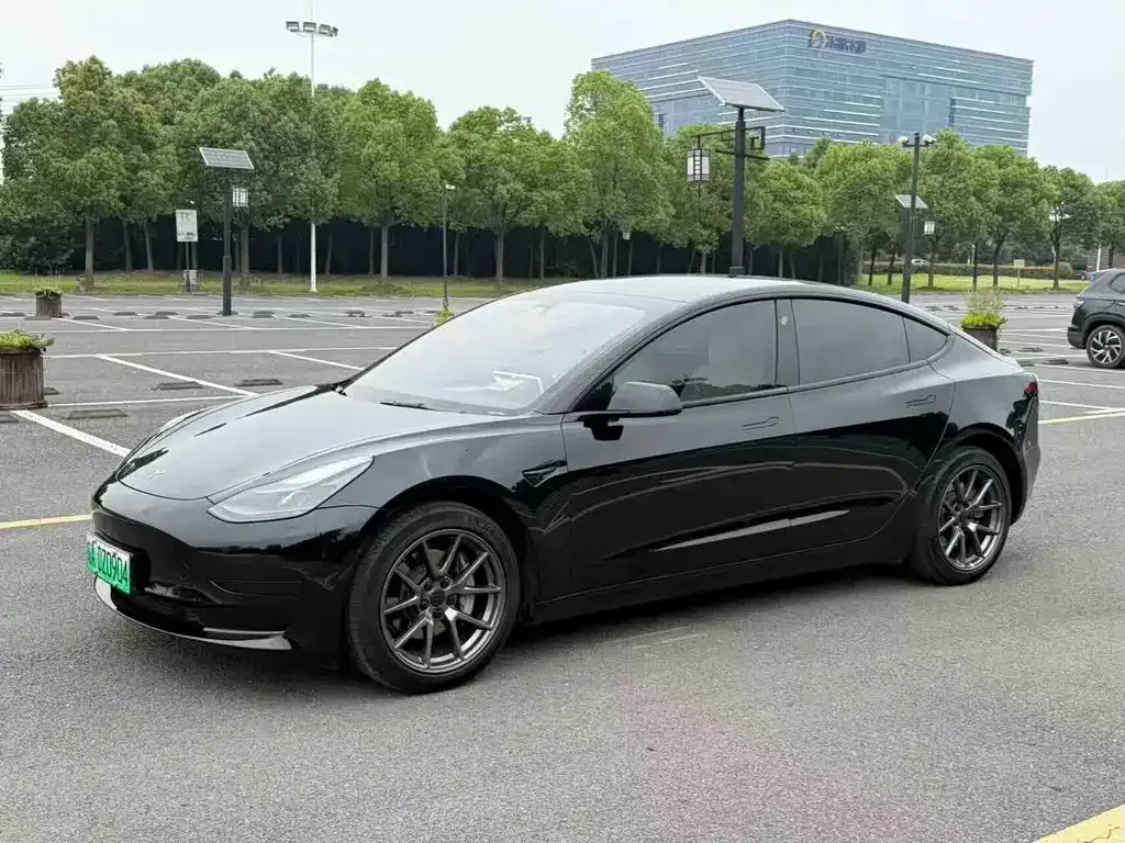 Tesla Model 3 — фото 1