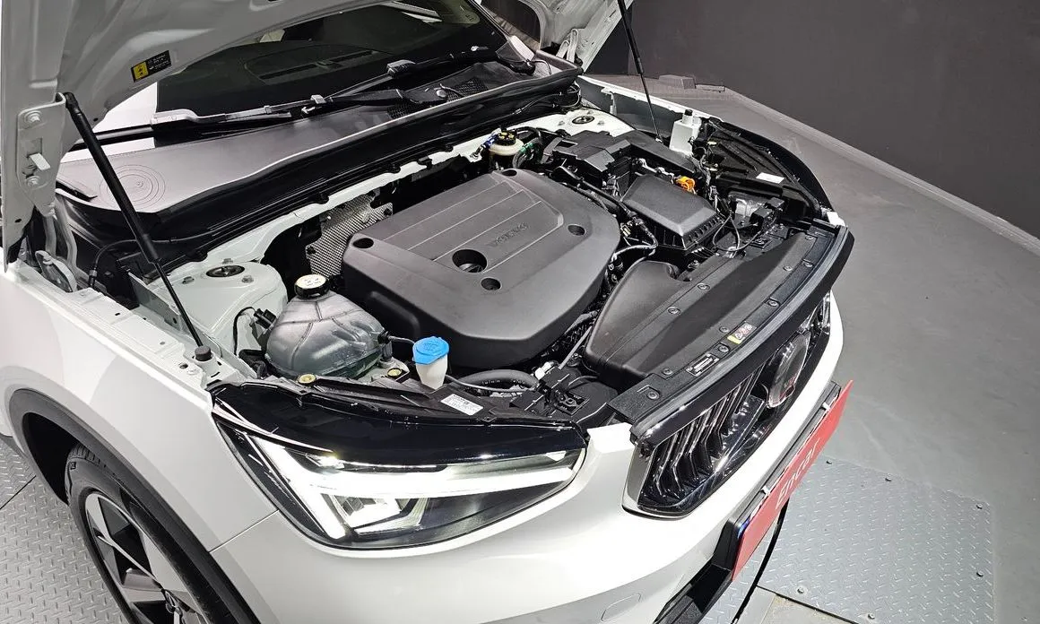 Volvo XC40 — фото 10