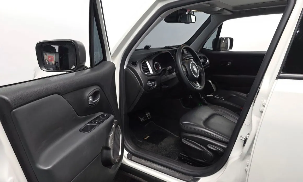 Jeep Renegade — фото 10