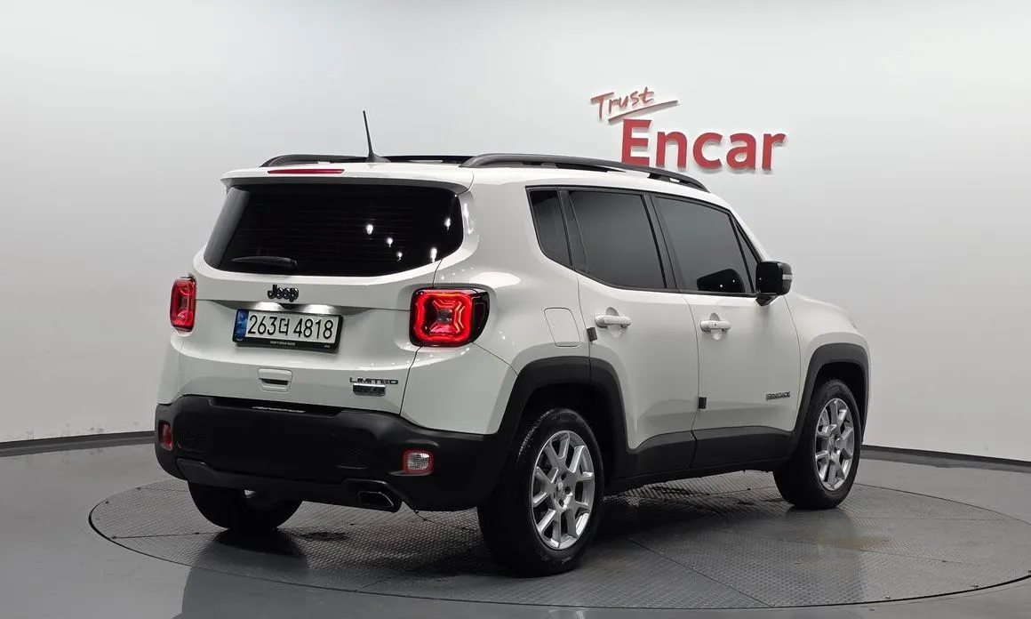 Jeep Renegade — фото 7