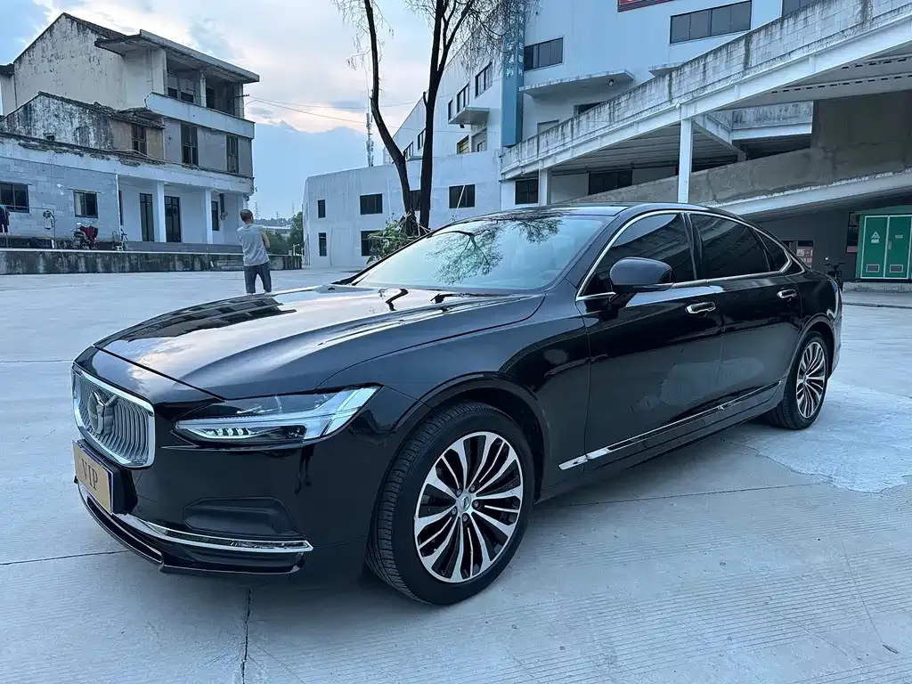 Volvo S90 — фото 1