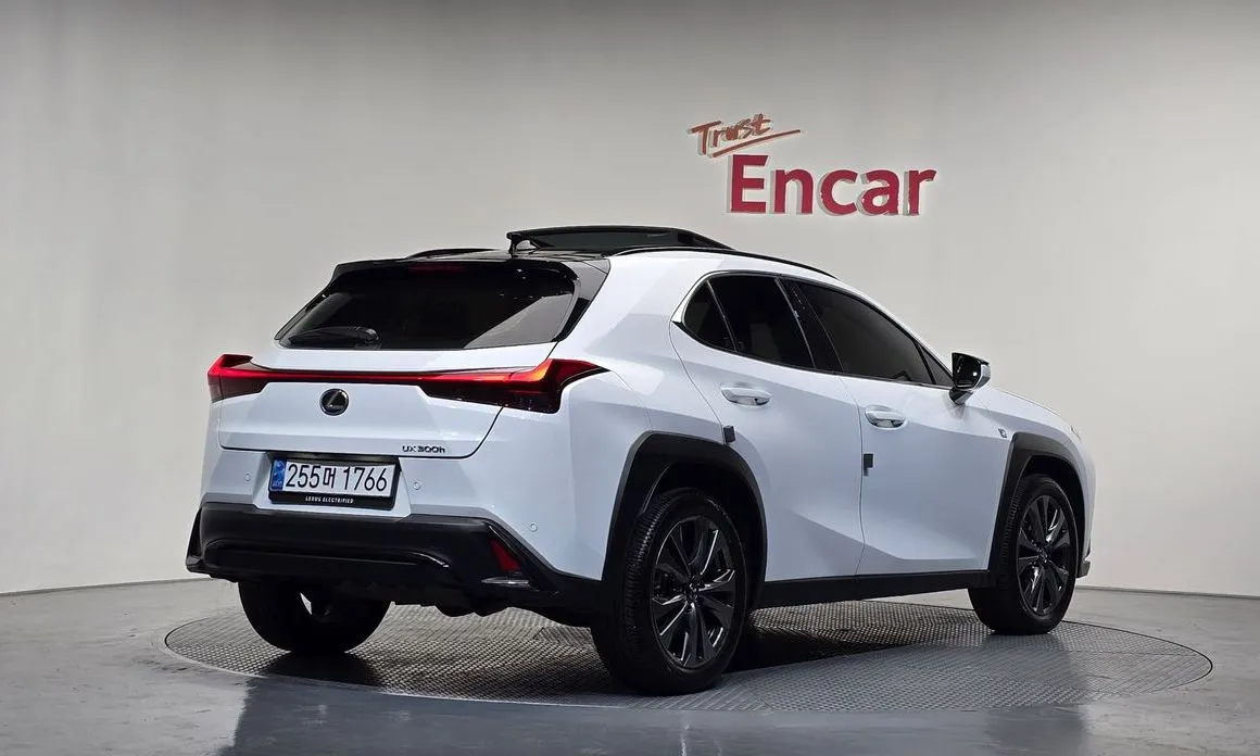 Lexus UX — фото 2