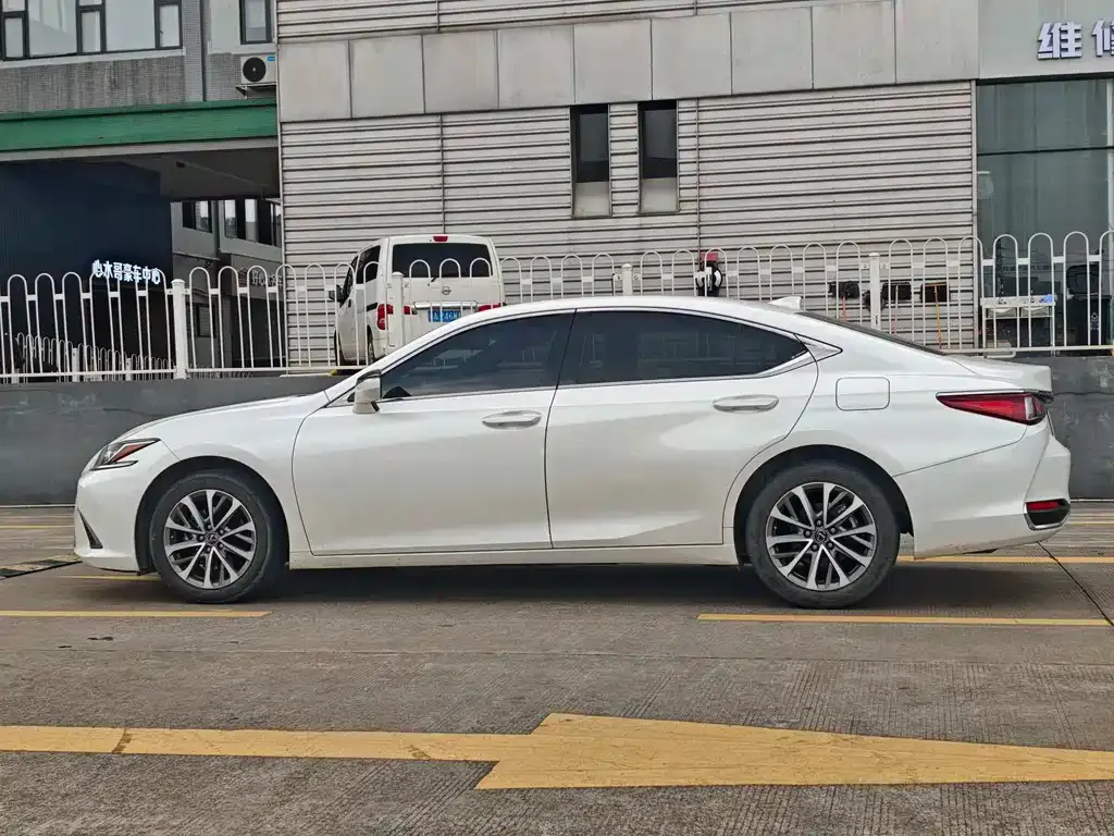 Lexus ES — фото 8
