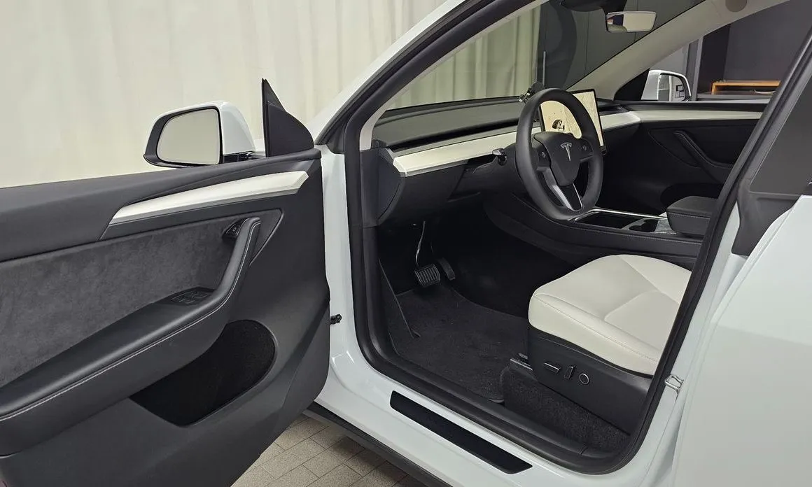 Tesla Model Y — фото 8