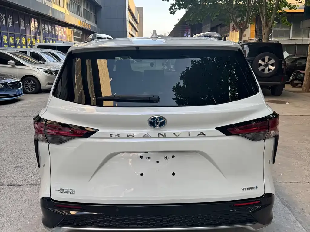 Toyota Granvia — фото 7