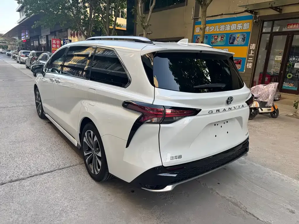 Toyota Granvia — фото 10