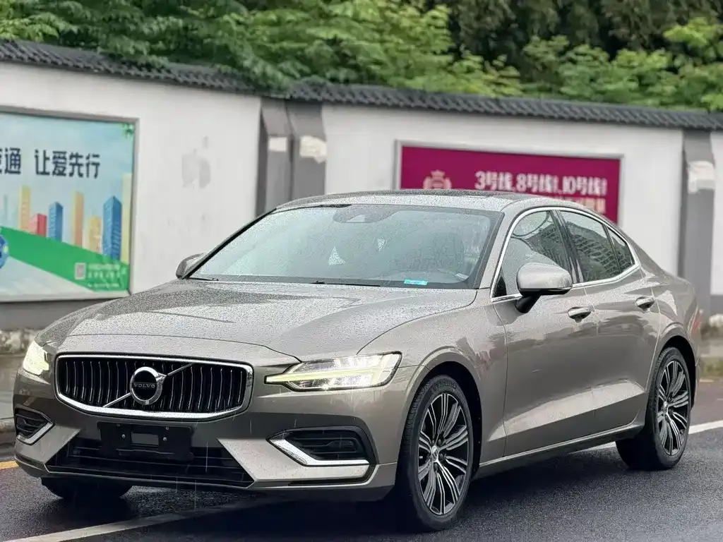 Volvo S60 — фото 1