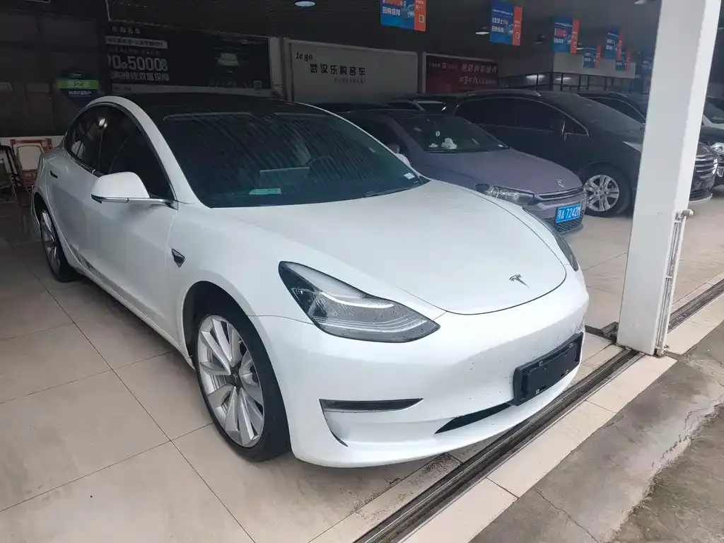 Tesla Model 3 — фото 1