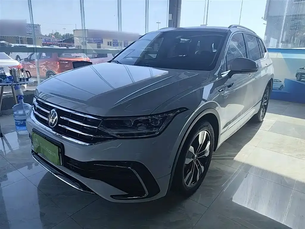 Volkswagen Tiguan L — фото 1