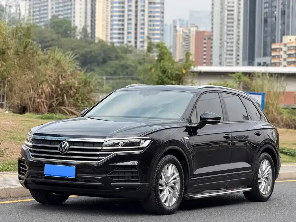 Volkswagen Touareg — фото 1