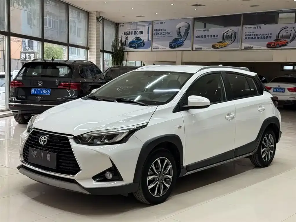 Toyota Yaris L — фото 1