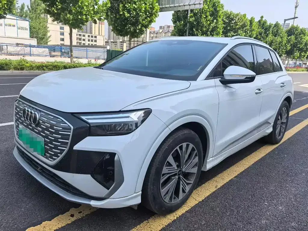 Audi Q4 e-tron — фото 1