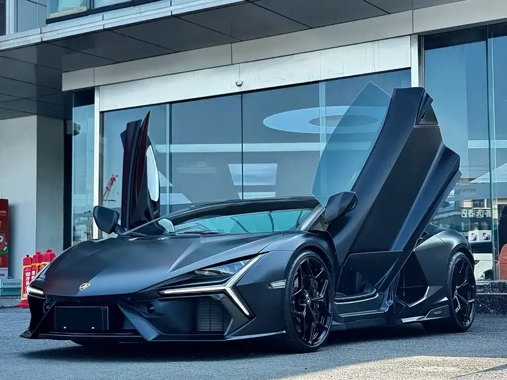 Lamborghini Revuelto — фото 1