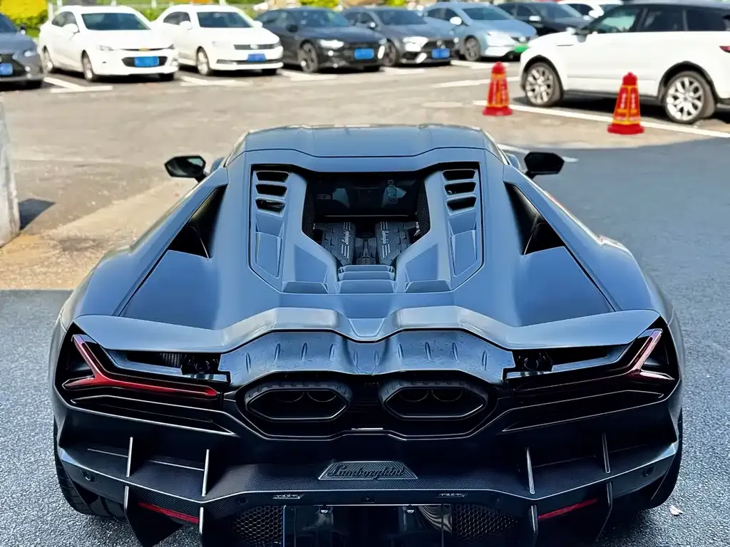 Lamborghini Revuelto — фото 7