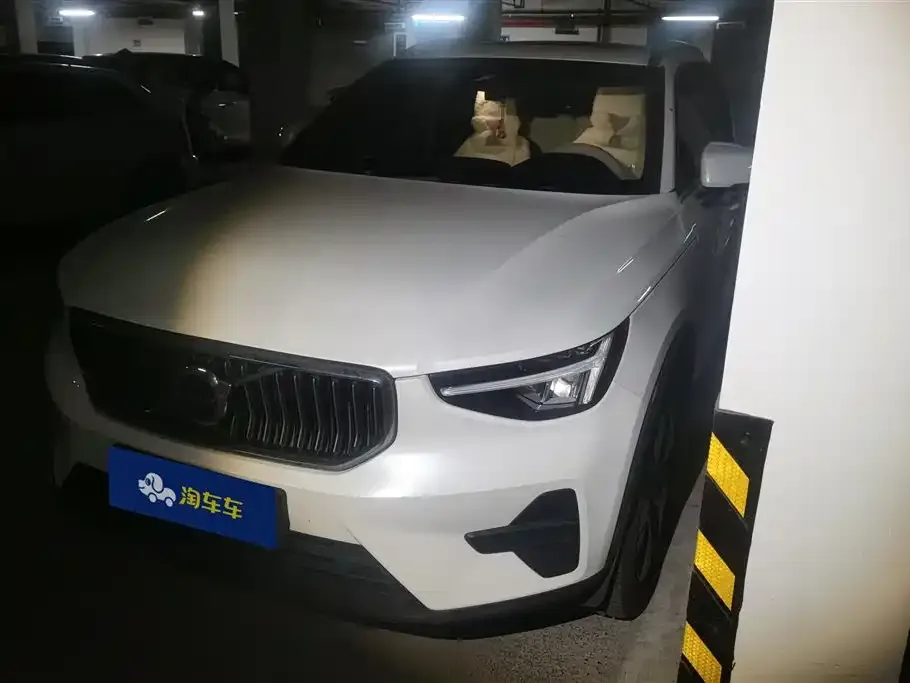 Volvo XC40 — фото 1