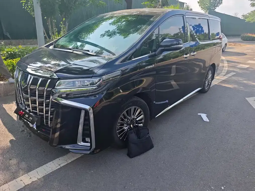 Toyota Alphard — фото 1