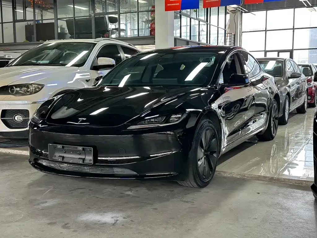 Tesla Model 3 — фото 1