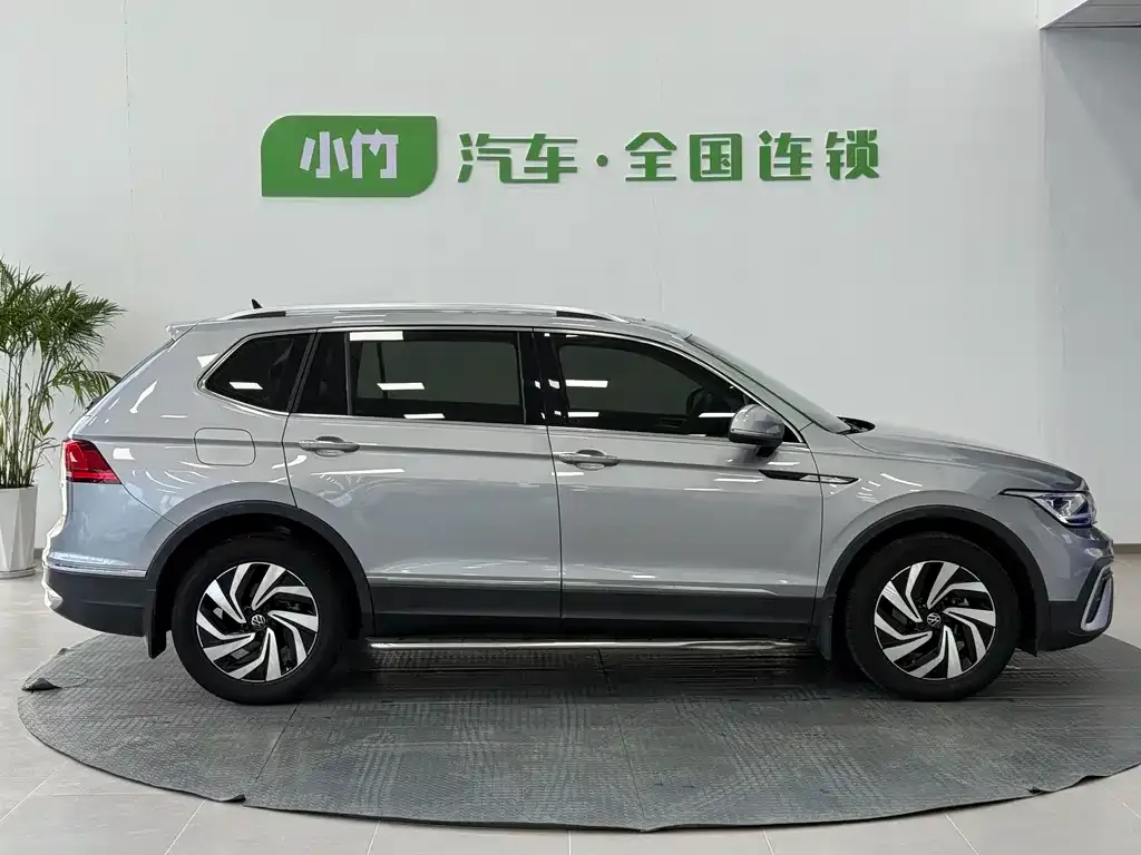 Volkswagen Tiguan L — фото 8