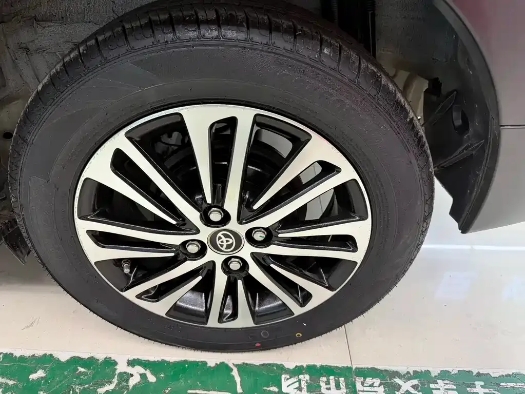 Toyota Yaris L — фото 4