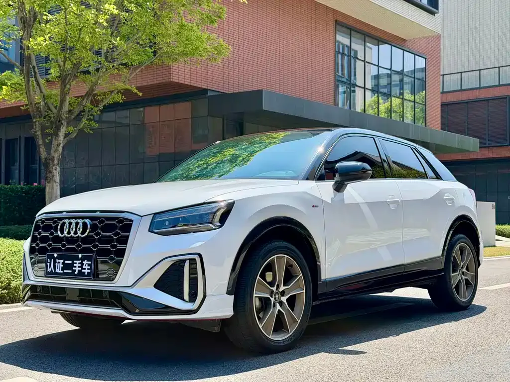 Audi Q2L — фото 1