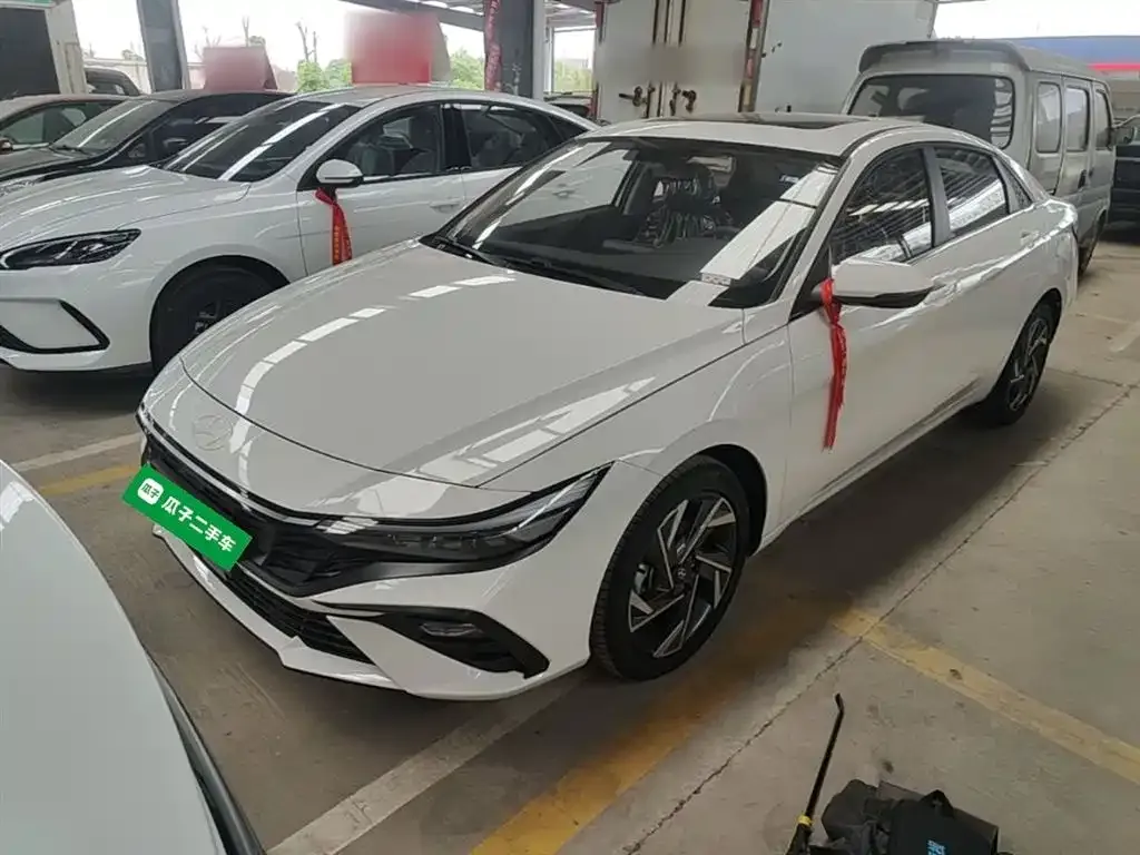 Hyundai Elantra — фото 1