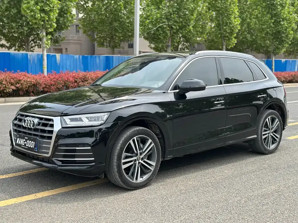 Audi Q5L — фото 1