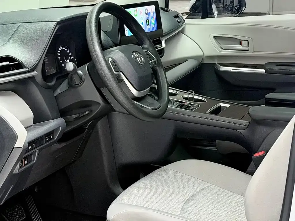 Toyota Sienna — фото 4