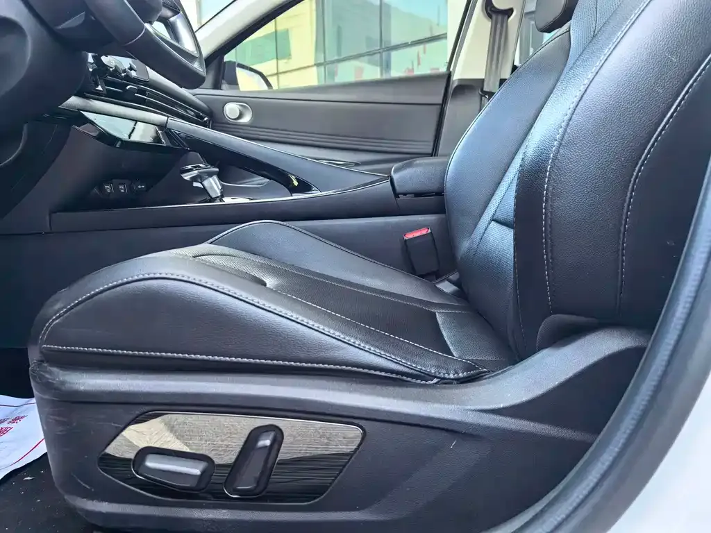 Hyundai Elantra — фото 3