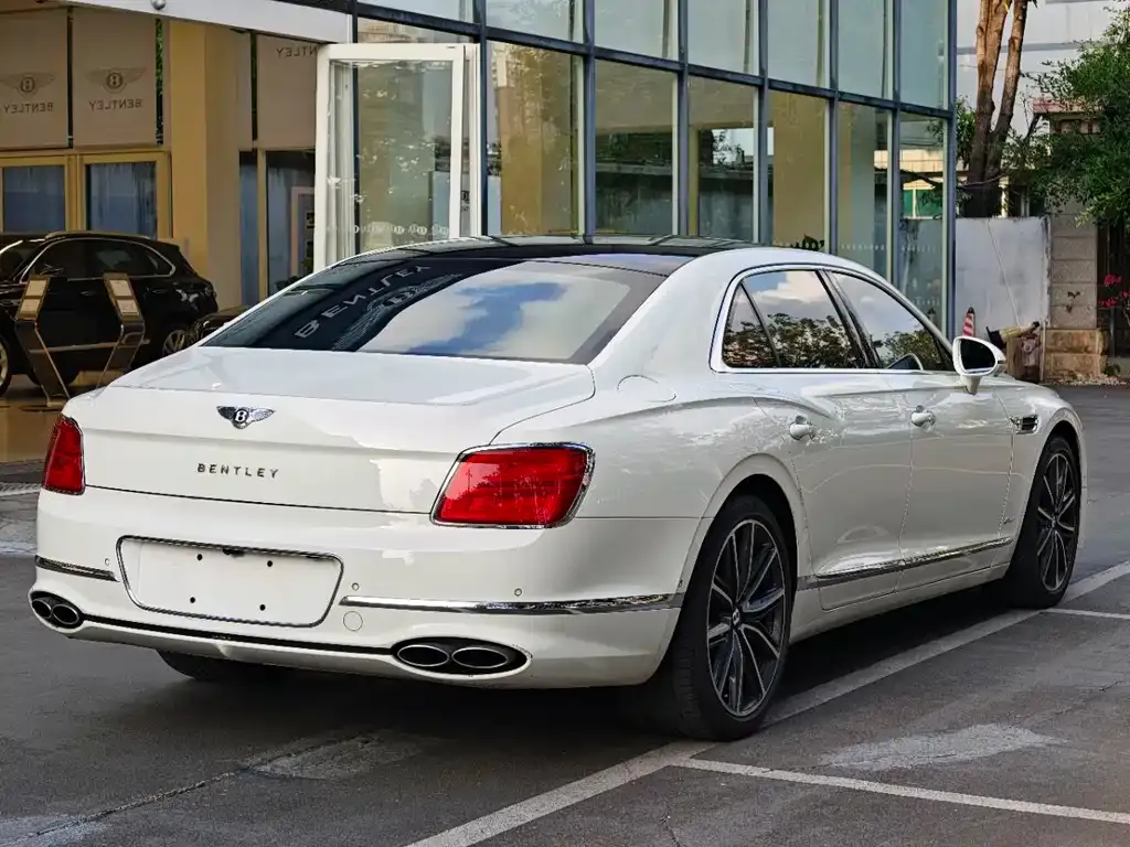 Bentley Flying Spur PHEV — фото 10
