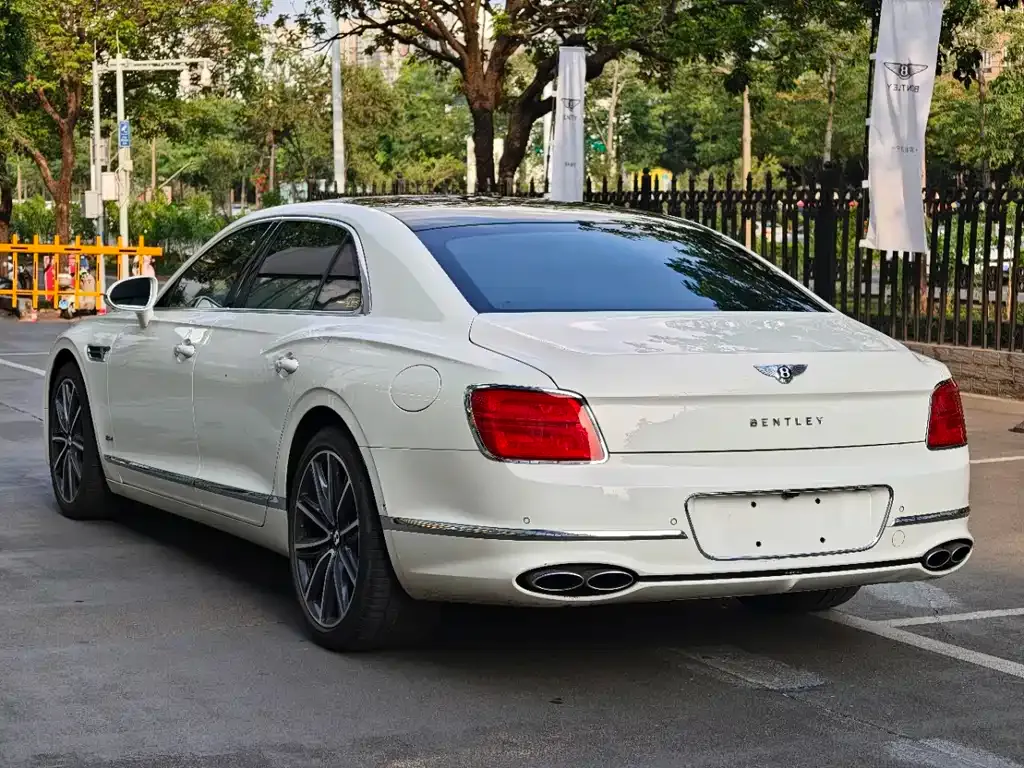 Bentley Flying Spur PHEV — фото 9