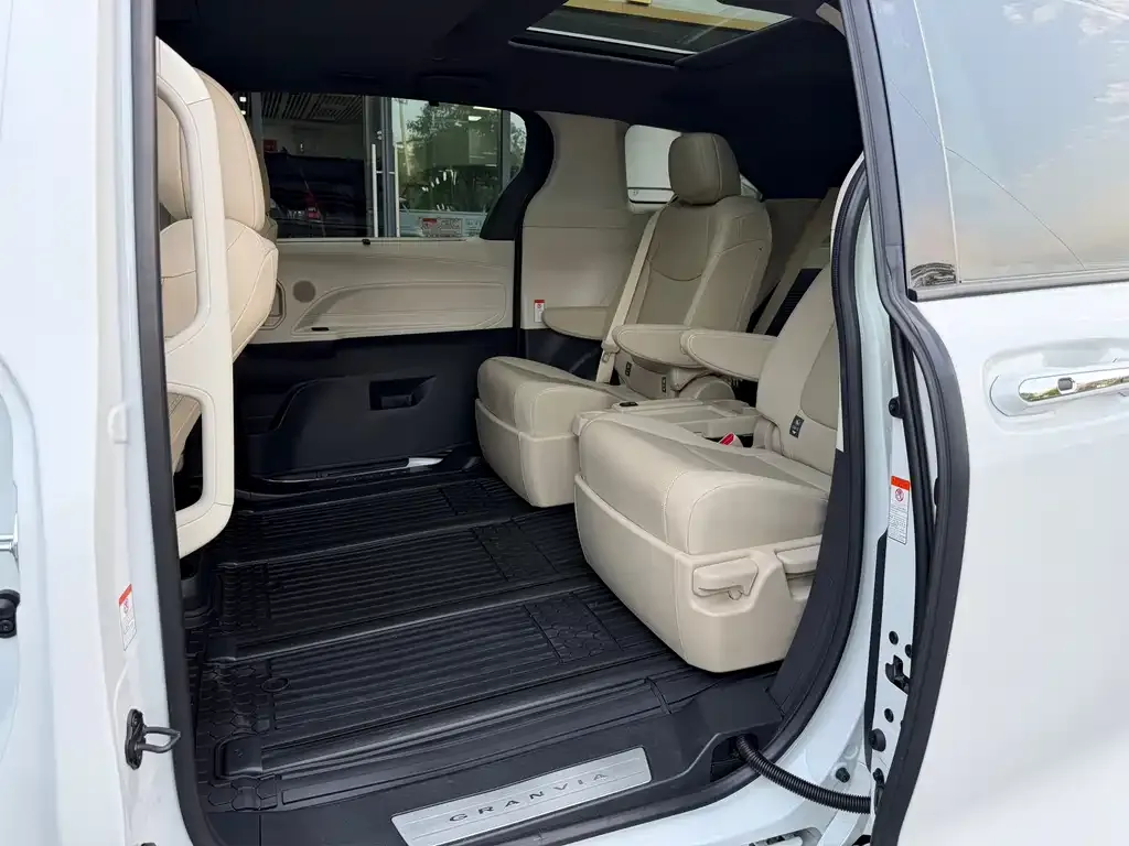 Toyota Granvia — фото 6